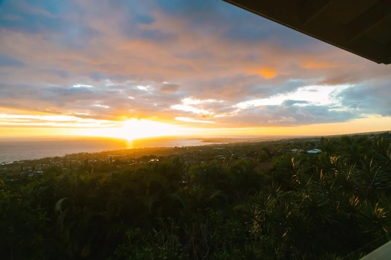 Kailua-Kona Exceptional Oceanview Home - Heated Oasis Pool & Stunning Ocean View